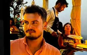 Denize giren 25 yaşındaki dalış eğitmeni boğularak hayatını kaybetti!  Bursa'nın Gemlik ilçesine bağlı Kumla Mahallesi'nde denize dalış yapan 25  yaşındaki dalış eğitmeni genç adam suda boğulması sonucu kaldırıldığı  hastanede hayatını kaybetti. Olay,