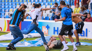 Este sábado, el partido entre atlas y querétaro por la novena jornada de la liga mx tuvo que ser suspendido a los 62 minutos debido a una pelea entre barras . Rmo95 Pbsxqxem