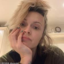 Zoë louise ball (born 23 november 1970) is an english television and radio personality, most famous for becoming the first female host of the radio 1 breakfast show on bbc radio 1 and for her earlier work presenting the 1990s children's show, live & kicking. Fearne Cotton Candidly Chats To Zoe Ball About Homeschooling Following The Covid 19 Outbreak Healthyfrog