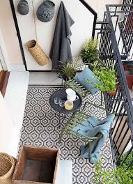 Concentrati sulle tonalità del bianco e del blu e crea un allestimento che richiami i colori rinfrescanti del mare e della sua schiuma con delle piccole lanterne o altri accessori. Idee Per Arredare Giardino E Terrazzo A Prova D Estate Lovethesign
