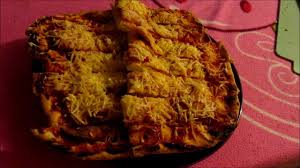 Pizza Maison Cervelas Emmental Sauce Tomate Devant Mr Bean In 2020 Mr Bean Beans Food