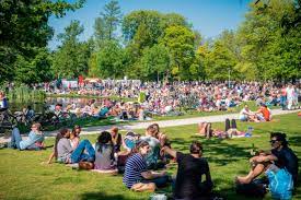 Over het wel en wee in één van de bekendste parken. Vondelpark Wo War Noch Gleich Die Wiese Geo