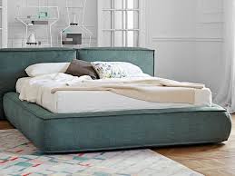 Letto a due piazze con testata imbottita e rivestita in ecopelle e pediera con basamento incorniciato. Bonaldo Fluff Letto Matrimoniale Imbottito In Tessuto