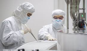Sí subraya que el virus h10n3, un subtipo del que provoca la gripe aviar, procede de las aves y no tiene capacidad de infectar a los humanos de entre las aves, el h10n3 se propaga de manera similar a la gripe común o la covid, a través de las pequeñas gotas que dispersan los animales en su. Tixlk Yxe1dx9m