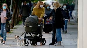 Βόλτα με τον δυο μηνών γιο τους στον εθνικό κήπο. Tzenh Mpalatsinoy Bolta Ston E8niko Khpo Me Ton Neogennhto Gio Ths Goba Stileto