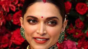 Be it a red carpet look or a comfy airport look, fans often try to do makeup like their favourite celebrities. Deepika Padukone S Wedding Makeup Artist On How To Bring Colour Into Your Bridal Look Vogue India