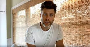 With bobby moynihan, jillian bell, nicole byer, sungwon cho. Colin Jost Shaves His Beard For Snl At Home Promo Watch