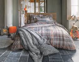 Drap plat imprimé avec un mélange d'impressions on retrouvera ces motifs de divers feuillages noirs, des taches comme un pelage de guépard et pour terminer ces motifs. Linge De Lit Flanelle Carreaux Ecossais Becquet Creation Becquet