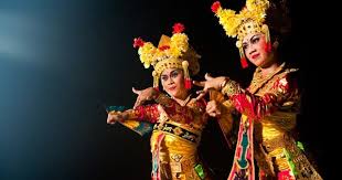 Dalam pengertian yang sempit istilah karawitan dipakai untuk menyebut suatu jenis seni suara atau musik yang mengandung salah satu atau kedua unsur berikut (supanggah, 2002:12): Makalah Seni Budaya Seni Tari Budaya Nusantara