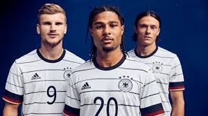 Die liste führt neben den lebensdaten der spieler auch die zahl der einsätze und tore auf sowie den zeitraum, in dem der spieler für die. Deutsche Fussball Nationalmannschaft Adidas Und Dfb Blasen In Streifenoptik Zum Angriff Auf Den Em Titel