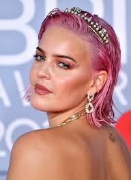 Anne Marie S Multicoloured Crystal Cat Eyes At The 2020 Brit Awards 2020 Pembe Sac Sac Ve Makyaj Unlulerin Sac Modelleri