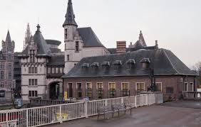 Antwerpen heeft een mooie oude stadskern en is ook bekend voor zijn modeontwerpers. Oo3101 Antwerpen Het Steen Vlaams Bouwmeester