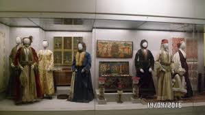 Δύο άγνωστα άτομα που καταγράφηκαν από τις κάμερες επισκέφθηκαν το μουσείο μπενάκη και έριξαν λιπαρή και άοσμη ουσία σε δύο εκθέματα. Diafora Ek8emata Eikona Toy Moyseio Mpenakh A8hna Tripadvisor