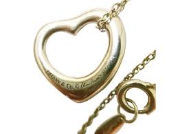 Pionnière du design joaillier, elsa peretti traduit ce que la nature lui offre en bijoux aux formes sculpturales et organiques, d'une irrésistible sensualité. Tiffany Co Elsa Peretti Open Heart Necklace Tiffany Co Buy At Truefacet