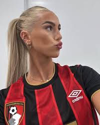 COOKE IS COOKING 👩‍🍳 @rebecca.cooke___ Rebecca Cooke is an international  Irish striker plating 4 goals with @brooklynwfootballclub 😙😙 Chefs Kiss!