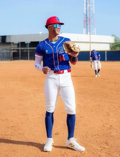 Phillies have announced they've officially signed 17 year old Venezuelan CF Francisco Renteria. He receives a 4 Million dollar signing bonus, tying an international amateur franchise record set in 2015. Baseball America