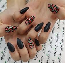 Con las uñas preparadas ya con sus tips pegados. Unas Negro Mate Con Rosa