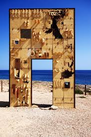 Mimmo Paladino Porta D Europa A Lampedusa Dedicata Ai Migranti Morti In Mare Con Immagini Monumenti Sicilia Sicilia Italia