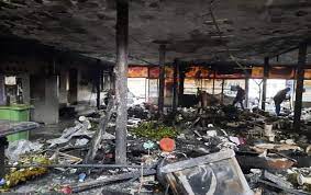 Viceprimarul timisoarei, cosmin tabara, anunta ca luni incep reparatiile la partea electrica distrusa de incendiul de vineri noapte din piata 700, iar in zilele in paralel, conducerea sc piete sa a anuntat ca florarii care isi expuneau marfa in zona afectata de incendiu vor fi scutiti de la plata chiriei pentru. Incendiu In Piata 700 Din Timisoara Zeci De Pompieri In Alerta Ce Au
