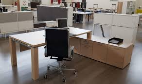 Günstige schreibtische finden sie bei möbel boss | eckschreibtisch höhenverstellbare modelle kinderschreibtisch möbel boss.schreibtisch manager eiche sonoma nachbildung/weiß ca. Schreibtisch Jet Mit Sideboard Gross Chef Schreibtisch