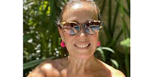 Lilia cabral faz sucesso em todos os papéis que representa sejam eles na tv ou no cinema. Lilia Cabral Aos 63 Exibe Curvas Em Biquini E Filha Reage Mamae