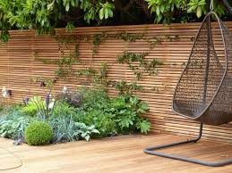Dauerhafter holzschutz beginnt jedoch schon bei der konstruktion der zäune. Sichtschutz Zaun Fur Den Garten Aus Holz Oder Aus Kunsstoff Gartendesign Ideen Hinterhof Designs Zaun Garten