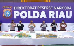 Hitungan gaji dari yang paling terendah hingga tertinggi. Polda Riau Dan Ditjen Bea Cukai Gagalkan Upaya Penyelundupan 44 Kg Narkoba