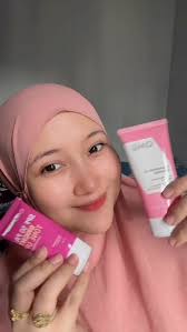 My routinitas aku kalo bangun pagi langsung bersih” rumah abis itu mandi  dan langsung cobain produk kesayangan aku dari @itsomgbeauty dan pass bgt  Ada yang baru dari OMG yaitu fash wash & sunscreen ...