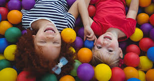 Deja le titre « des enfant jouent au ballon entre les bâtiments» tu t es juste planter sur le titre sinon je partage ton avis! Les Balles Et Les Ballons Educatout