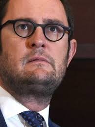 Balayés par l'onde de choc Caterpillar