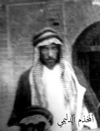 يالي تسمن ناكتك انطــح خشـم البديع ويلي تريد العــــز انطــح اخو وضحة بزيع من كبار مشايخ الدليـــــــم وفرسانهم المعدودين الش historical figures historical art
