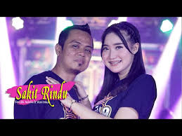 Jika benar ia disana, merindui aku jika benar ia disana, setia menungguku aku disini merindu, merindu selalu aku tak bisa kehilanganmu selamanya. Nnvbadrqbkglm