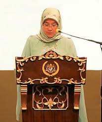 Susulan dengan pelantikan itu, nama tengku ampuan pahang, tunku hajah azizah aminah maimunah iskandariah semakin meniti di bibir rakyat jelata kerana kecantikan, kesantunan dan keperibadian permaisuri ini yang baik dan menjadi idola ramai. Tunku Azizah Aminah Maimunah Iskandariah Wikipedia