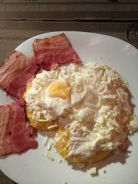 Roumanie Petit Dejeuner Traditionnel Lard Oeuf Poche Creme Fraiche Polenta Bien Manger Oeuf Poche Petit Dejeuner