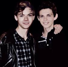 Oh My Gosh I Can Not Even Thomas Brodie Sangster And Robbie Kay The Amount Of Perfect In This Is Overwhel Thomas Sangster Robbie Kay Thomas Brodie Sangster