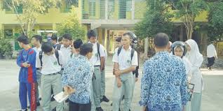 Semua guru di sekolah boleh merekodkan kesalahan disiplin di sekolah. Siswa Terlambat Kena Sanksi Disiplin