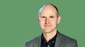 Han skal få styr på skandaleramt akademi