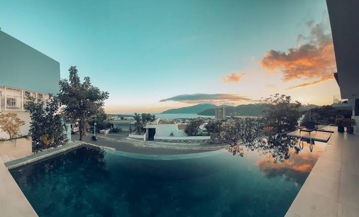 Hồ bơi riêng là tiện ích được nhiều gia đình và nhóm bạn yêu thích tại Ocean Front Villas Nha Trang.