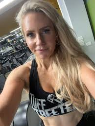 My mind never shuts off so was awake at 4am so off to the gym at 5am ...  widddddeee awake 🤣 You know what drops today