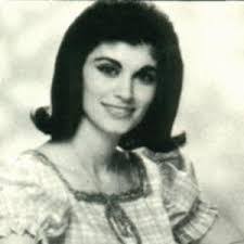 Faye Hardin's Instagram, Twitter & Facebook