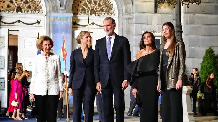 Lo que no se vio en la entrega de los Premios Princesa de Asturias 2024: la  emoción de Serrat, la ovación a la reina Sofía y la 'despedida' de Felipe VI  - Infobae