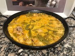 Los valencianos, grandes maestros en el cocimiento del arroz, miden se sirve en la propia paella donde se cocina y es muy típica la imagen de los veraneantes en la playa. Receta De Paella Valenciana Con Thermomix