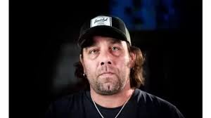 Maxaa sababay in gabadhaan saaxiibkeed ay Facebook ka baratay uu qudha ka  jaro?