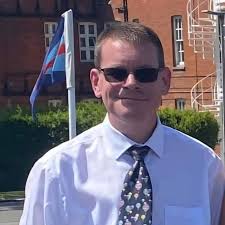 두 명의 코비드 사망자, 한 명은 지역 커뮤니티 극장 그룹에서 그리고 한 명은 교회에서. 하나는 백신이 나오기 전이었고, 다른 하나는  백신 접종을 너무 늦을 때까지 미루었다.