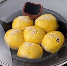 Letakkan roti tawar yang telah dilubangi, lalu masukkan telur mentah ke dalam lingkaran itu. Resep Membuat Roti Sobek Abon Tanpa Oven Lembut Banget