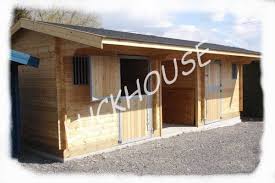 Construction En Bois De Boxes Pour Chevaux Et Abris De Prairie Box Chevaux Construction Bois Abri Chevaux