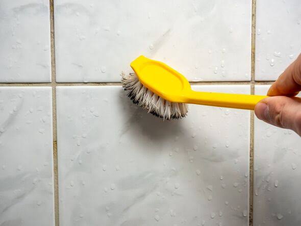 Tẩy gạch bị ố vàng bằng kem đánh răng