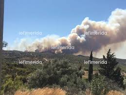 Όταν η φωτιά μπήκε στο χωρίο οι άντρες έδιωξαν τα γυναικόπαιδα και έμειναν πίσω για να σώσουν τις περιουσίες τους. Vbrk Qseuxkbym