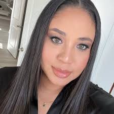 I think chartreuse is a really hard colour to pull off—it's both warm AND  cool, but Kerry Washington looks incredible in this Emilia Wickstead dress  and coat pairing, and the oxblood bag.