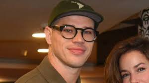 Gloria Menezes explica motivo de usar cadeira de rodas